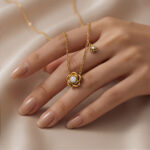 2026 New Titanium Steel Fading Floral INS Trendy Niche Design Light Luxury Rose Diamond 18k Gold Necklace - Image 2
