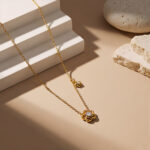 2026 New Titanium Steel Fading Floral INS Trendy Niche Design Light Luxury Rose Diamond 18k Gold Necklace - Image 3