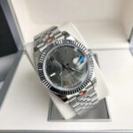 The log imitates mechanical Roman silver gray