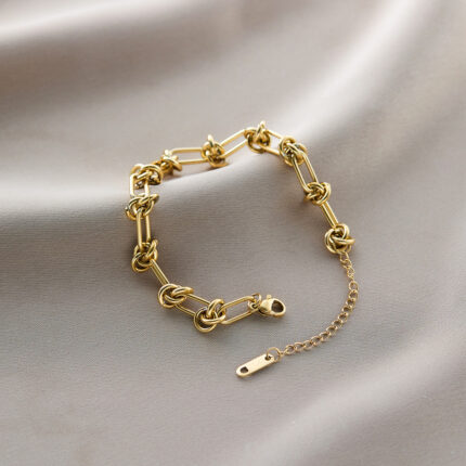 Thorns knotted golden