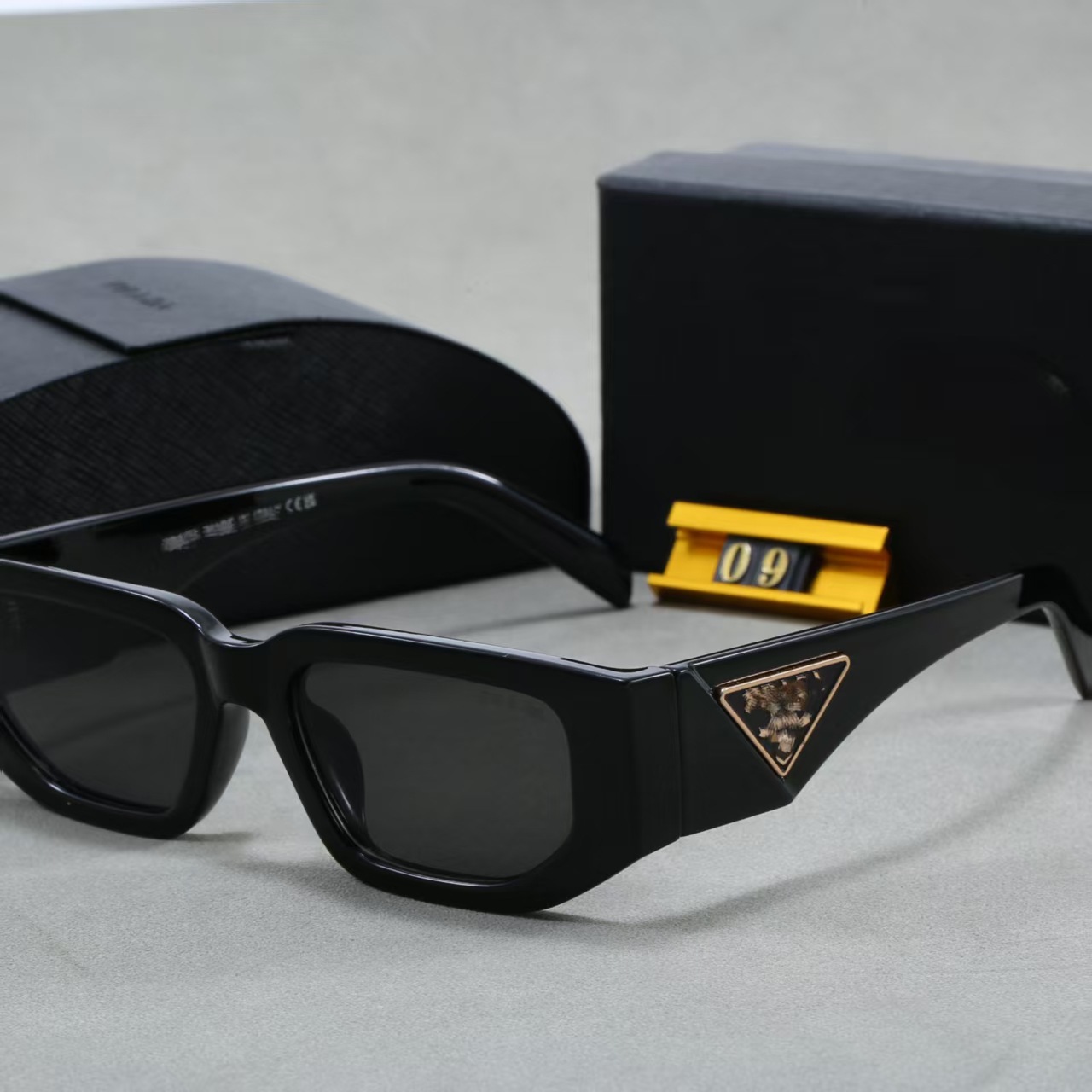 O1CN01DnLH6g1C0IG0HGtZb_2219765180018-0-cib-1.jpg 2026 Men's Pujia Style Fashion Sunglasses UV400 Versatile Temperament Shades for Men and Women - Image 1