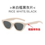 R03 - Gray flakes with white frame