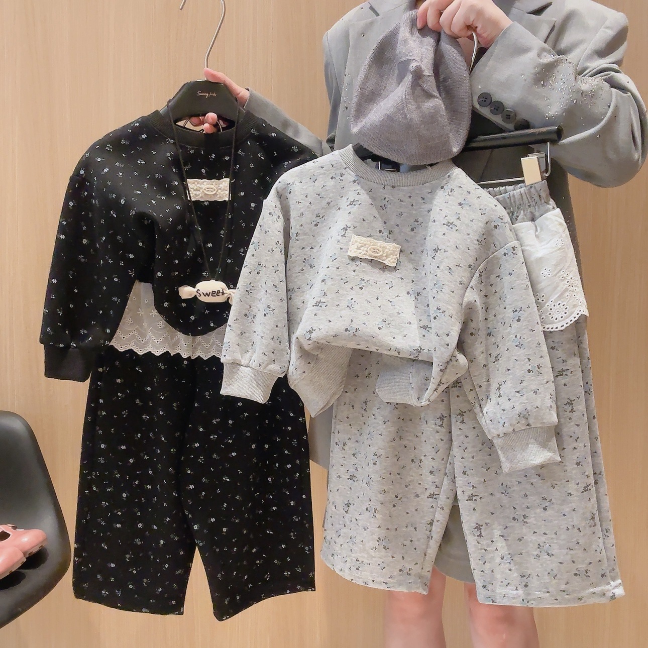 O1CN01jPzvKG1MIHw9x6XTq_2217990111411-0-cib.jpg 2026 spring new Korean version of baby girls, medium and large children's suits, autumn clothes, children's sweatshirts, two-piece autumn set - Image 1