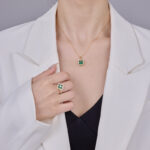 Rotating emerald four-leaf flower necklace women's light luxury niche design sense advanced 2025 new temperament collarbone necklace - Image 2