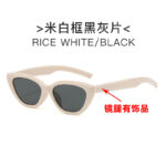 R03 - Gray flakes with white frame